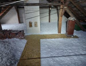 Zateplení stropu staršího rodinného domu pomocí foukané izolace